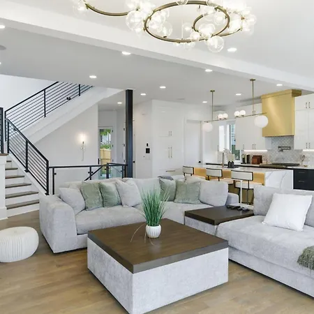 Holiday home Elevated Luxury Skyline Views Near Broadway