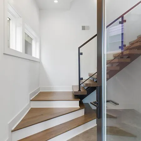Elevated Luxury Skyline Views Near Broadway Holiday home Nashville