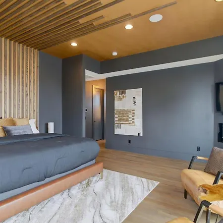 Holiday home Elevated Luxury Skyline Views Near Broadway