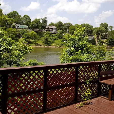 Beautiful Waterfront Vacation Close To Opryland In Nashville, Tennessee Holiday home *
