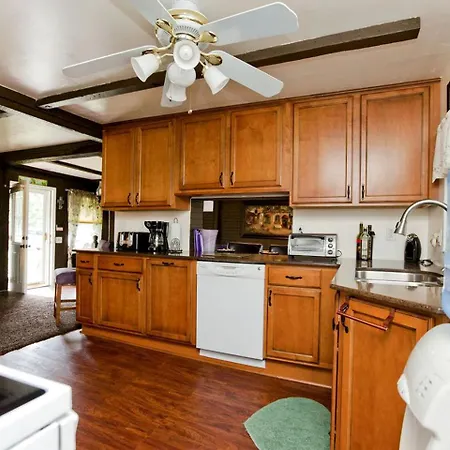 Beautiful Waterfront Vacation Close To Opryland In Nashville, Tennessee Holiday home *