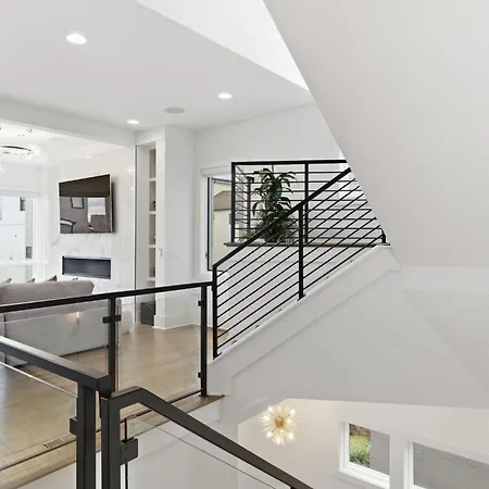 Elevated Luxury Skyline Views Near Broadway Holiday home
