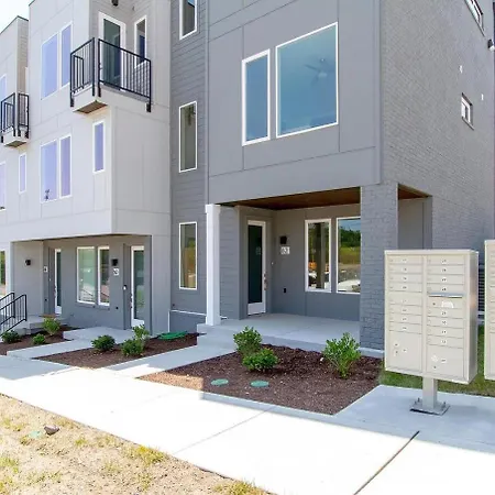 Modern Skyline-view Townhome For Groups Up To 8
