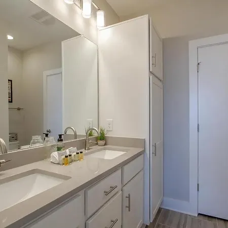 Modern Skyline-view Townhome For Groups Up To 8 Holiday home
