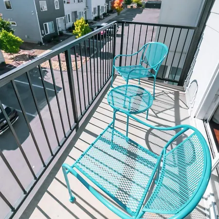 Modern Skyline-view Townhome For Groups Up To 8 Holiday home *