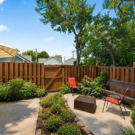 Spacious Townhouse W Exclusive Backyard *