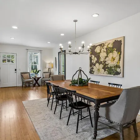 Spacious Townhouse W Exclusive Backyard *