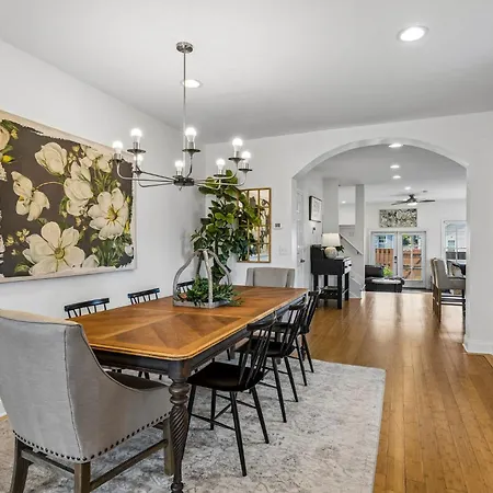 Spacious Townhouse W Exclusive Backyard