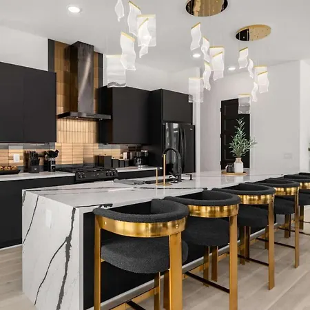 Luxury Living At Velvet And Vinyl Rooftop 6 Beds Holiday home