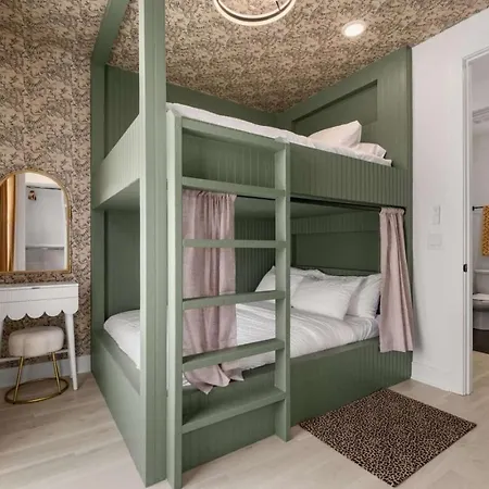 Holiday home Luxury Living At Velvet And Vinyl Rooftop 6 Beds *