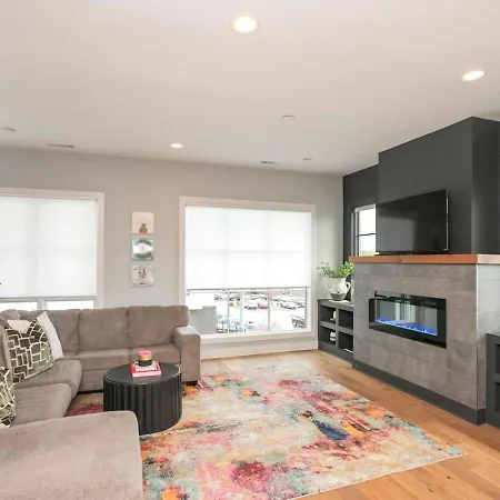 Downtown Modern, Rooftop Patio, Vanderbilt, 8 Beds Holiday home *