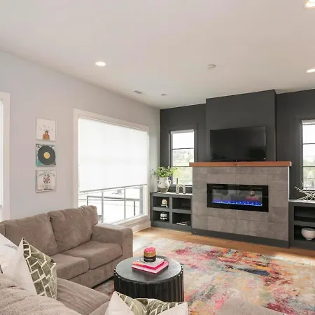 Downtown Modern, Rooftop Patio, Vanderbilt, 8 Beds Holiday home Nashville