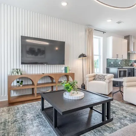 Luxury Downtown Views - Rooftop - Hot Tub - Garage *