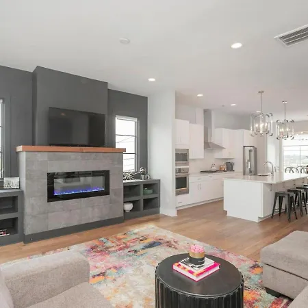 Downtown Modern, Rooftop Patio, Vanderbilt, 8 Beds