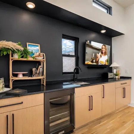 Neon Balcony House - Sleeps 12 Near Broadway