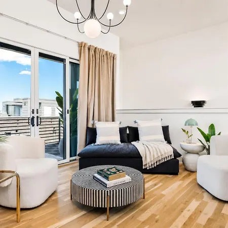 Holiday home Neon Balcony House - Sleeps 12 Near Broadway *