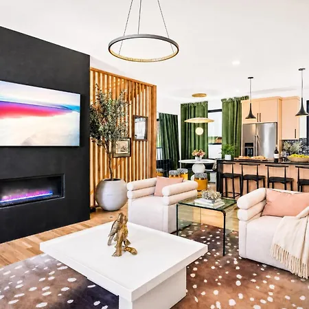 Neon Balcony House - Sleeps 12 Near Broadway Holiday home Nashville