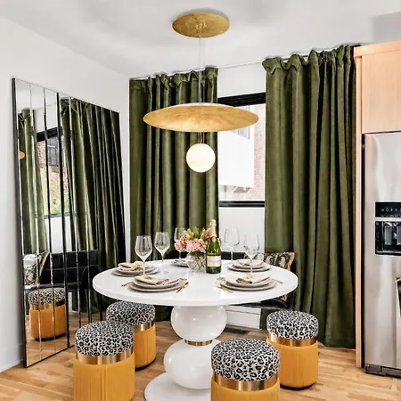 Neon Balcony House - Sleeps 12 Near Broadway Nashville