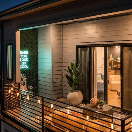 Neon Balcony House - Sleeps 12 Near Broadway Holiday home