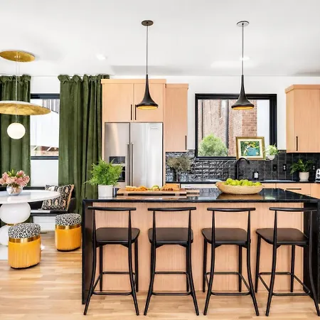 Holiday home Neon Balcony House - Sleeps 12 Near Broadway