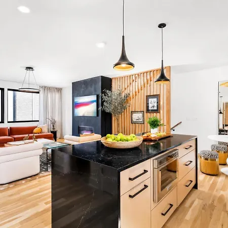 Neon Balcony House - Sleeps 12 Near Broadway