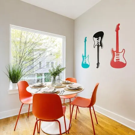 Holiday home Funk House. Mins To Broadway. Parking *