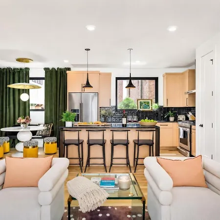 Holiday home Neon Balcony House - Sleeps 12 Near Broadway Nashville