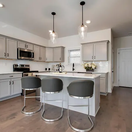 Holiday home Luxury Three Bedroom Townhouse Near Airport *