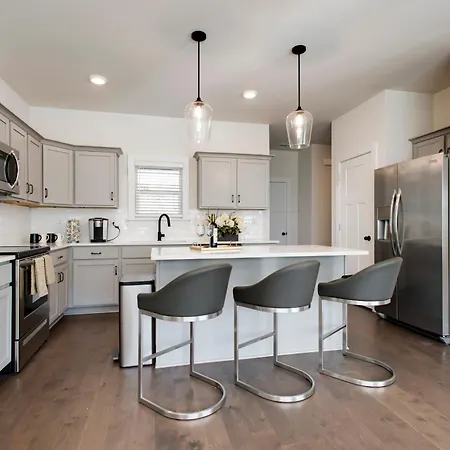 Luxury Three Bedroom Townhouse Near Airport *