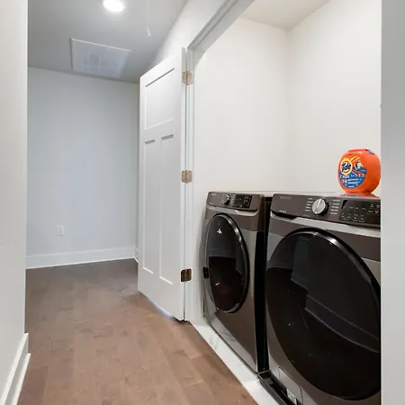 Luxury Three Bedroom Townhouse Near Airport Holiday home *