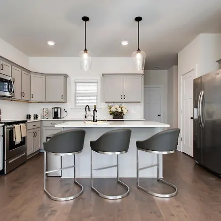 Luxury Three Bedroom Townhouse Near Airport Nashville