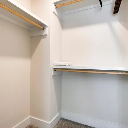 Luxury Three Bedroom Townhouse Near Airport Nashville