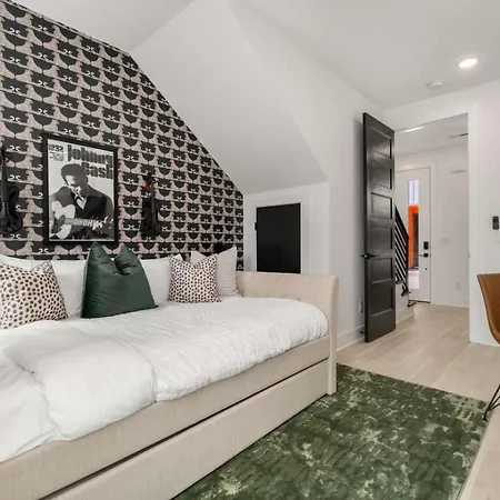Holiday home Luxury Living At Velvet And Vinyl Rooftop 6 Beds *