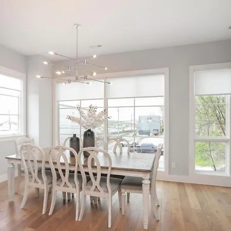Downtown Modern, Rooftop Patio, Vanderbilt, 8 Beds Holiday home