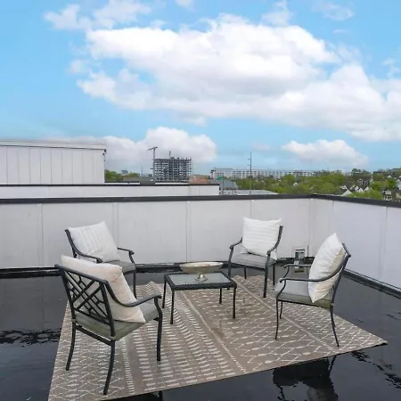 Downtown Modern, Rooftop Patio, Vanderbilt, 8 Beds Holiday home