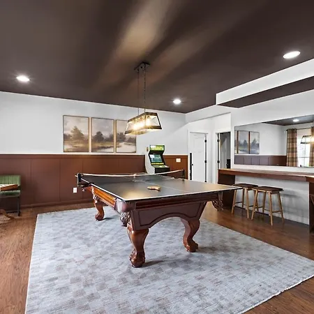 Cedar Peak - Pool Hot Tub & Gym Sleeps 24 * Nashville