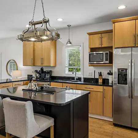 Spacious Townhouse W Exclusive Backyard *