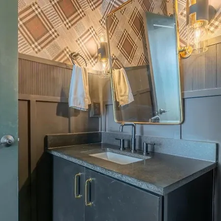 Luxury Downtown Views - Rooftop - Hot Tub - Garage Holiday home