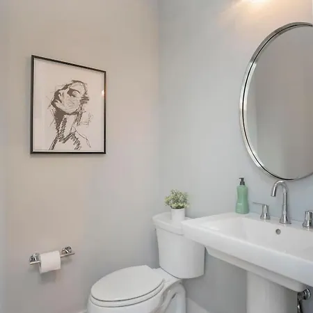 Holiday home Downtown Modern, Rooftop Patio, Vanderbilt, 8 Beds Nashville