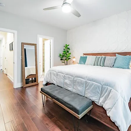 Modern Skyline-view Townhome For Groups Up To 8 *