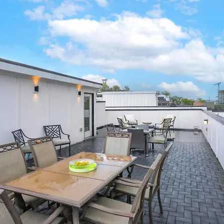 Downtown Modern, Rooftop Patio, Vanderbilt, 8 Beds Holiday home *