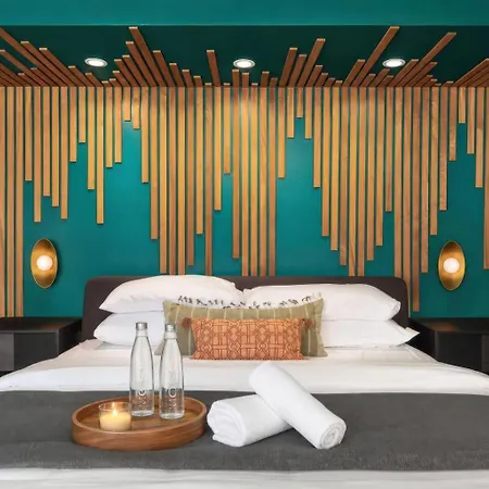 Neon Balcony House - Sleeps 12 Near Broadway