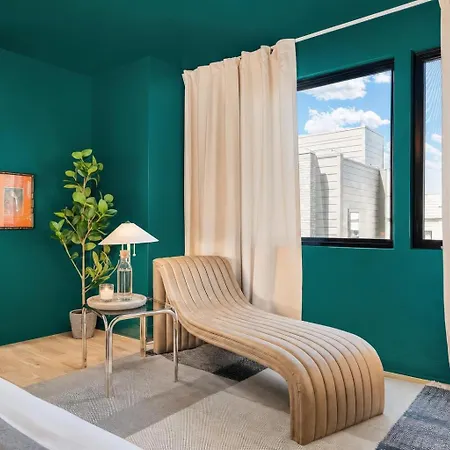 Neon Balcony House - Sleeps 12 Near Broadway Holiday home *
