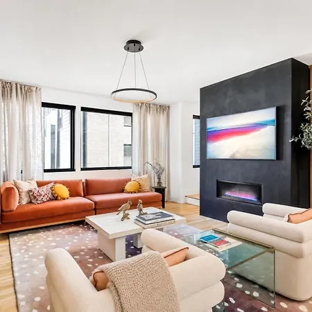 Holiday home Neon Balcony House - Sleeps 12 Near Broadway *