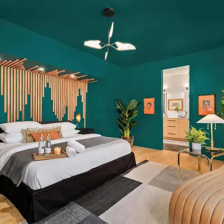 Neon Balcony House - Sleeps 12 Near Broadway *