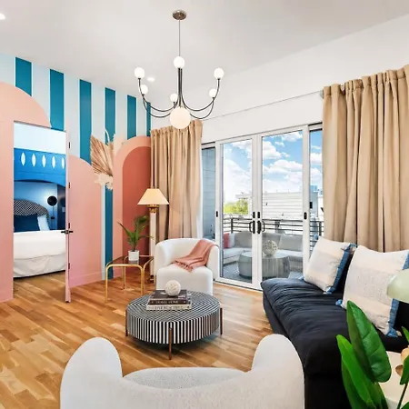 Holiday home Neon Balcony House - Sleeps 12 Near Broadway