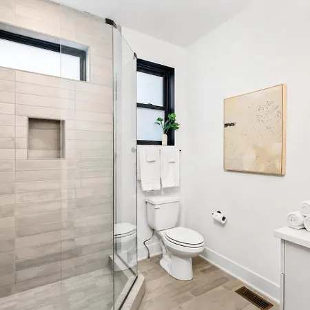 Neon Balcony House - Sleeps 12 Near Broadway