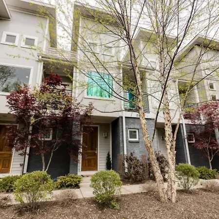 Holiday home Funk House. Mins To Broadway. Parking *