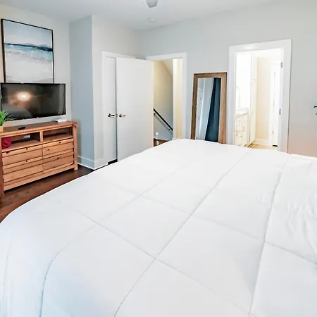 Holiday home Modern Skyline-view Townhome For Groups Up To 8 *