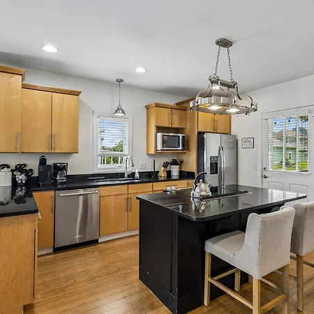 Spacious Townhouse W Exclusive Backyard